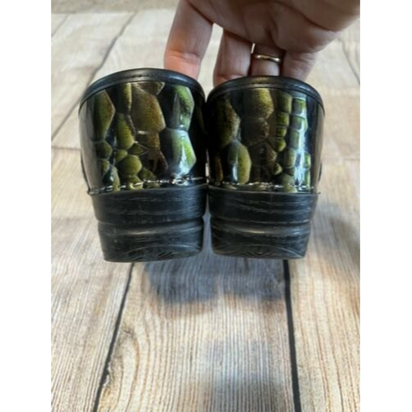 Dansko 39 Emerald Green Snake Scale Pattern Nursing Clogs Womens Shoe Size 8.5 - Picture 3 of 11